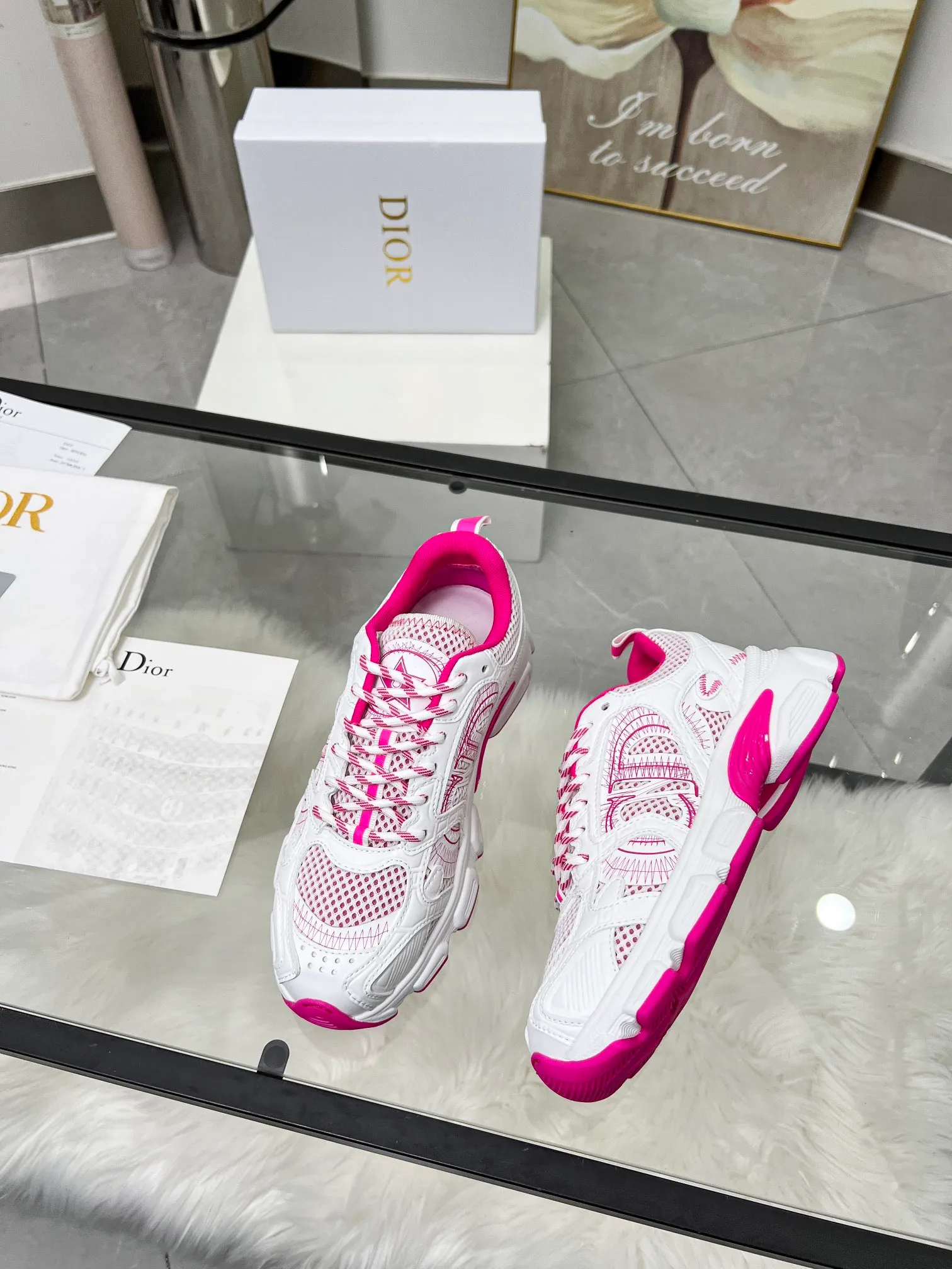 P560🐮🐮The official website of Dijia's new colors has been updated simultaneously [Celebration] This Dior Vibe sneaker incorporates Dior's high-end spirit and reinterprets classic running shoes. White mesh fabric features an Oblique print and is paired with laminated leather-effect panels in gold and silver tones for a contrasting look. It is further embellished with classic details such as 3D effect details, the lucky star symbol on the rear, and the logo on the tongue and rear pull tab. The lightweight sole is embellished with gray stars, complementing a variety of casual or elegant pieces for a modern look. Size: Women’s size 35-41 (35/42 can be customized) Men’s size 40-46 (39/46 can be customized)